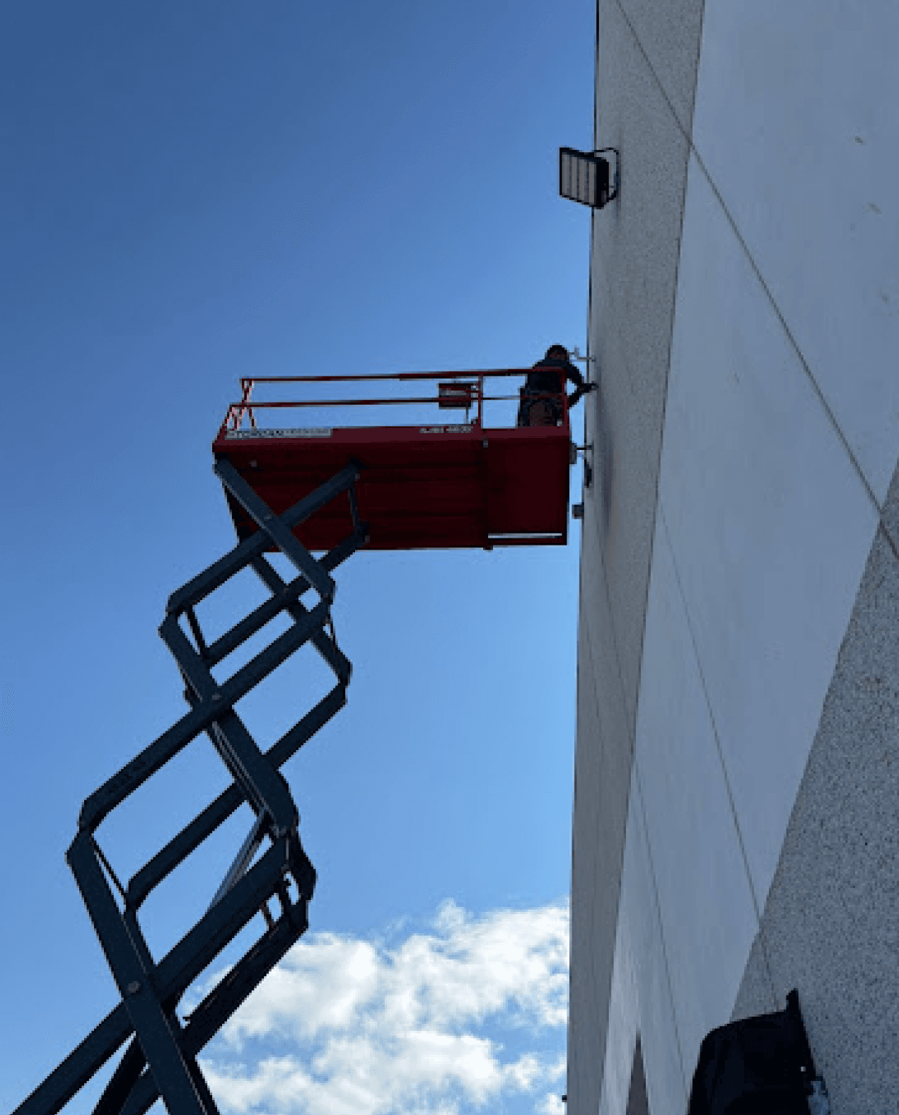 NetQora professional site installation with lift